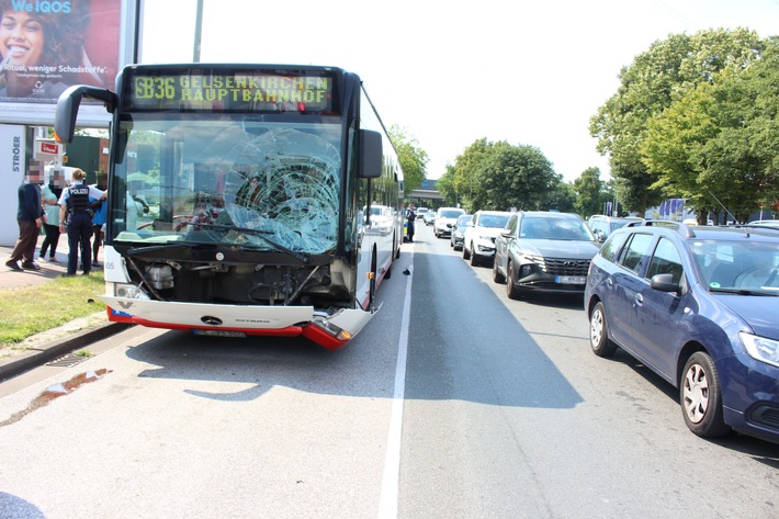 POL-GE: Kollision mit Bus - Fußgänger schwer verletzt