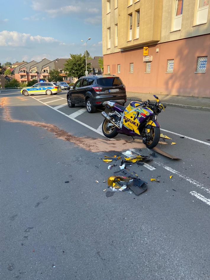FW-EN: Verkehrsunfall zwischen PKW und Motorrad