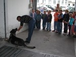 POL-HM: Ferienkinder bei der Polizei Hameln - Führung durch die Polizeidienststelle im Rahmen der Aktion "Feriencard 2005"