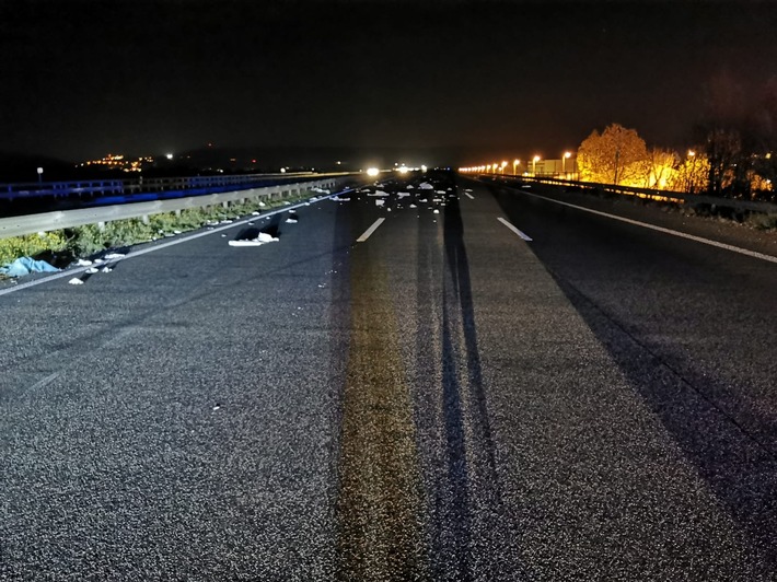 POL-PDNW: Polizeiautobahnstation Ruchheim - Mehrfache Vollsperrung der A6 aufgrund verlorener Müllgegenstände