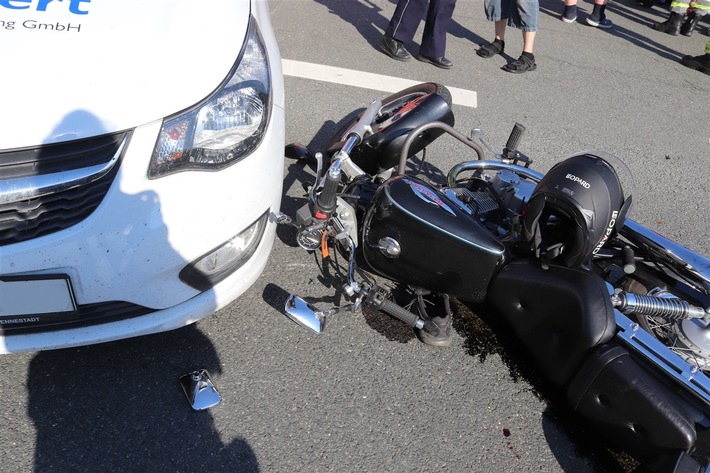 POL-OE: Zusammenstoß von Pkw und Motorrad