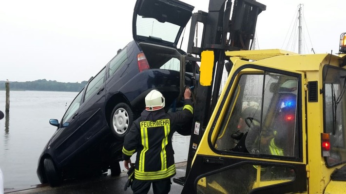 POL-FL: Maasholm - Auto stürzt ins Hafenbecken - Mutter und zwei Kinder bleiben unverletzt