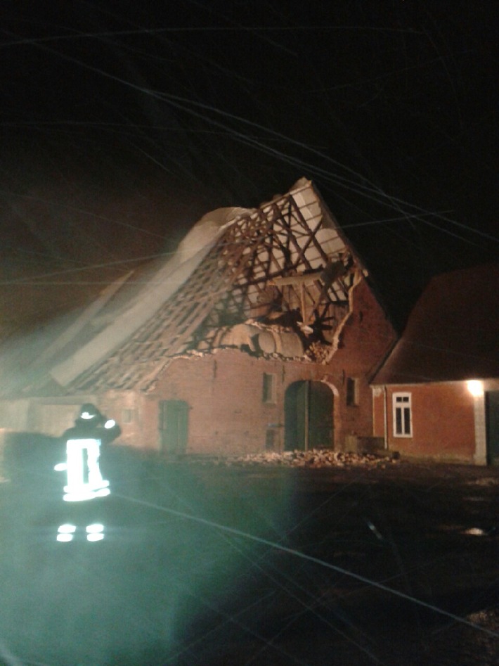 POL-CUX: Giebelwand einer Scheune eingestürzt + Dach von Hochhaus herabgefallen - parkende Pkw beschädigt + Bäume auf Fahrbahn