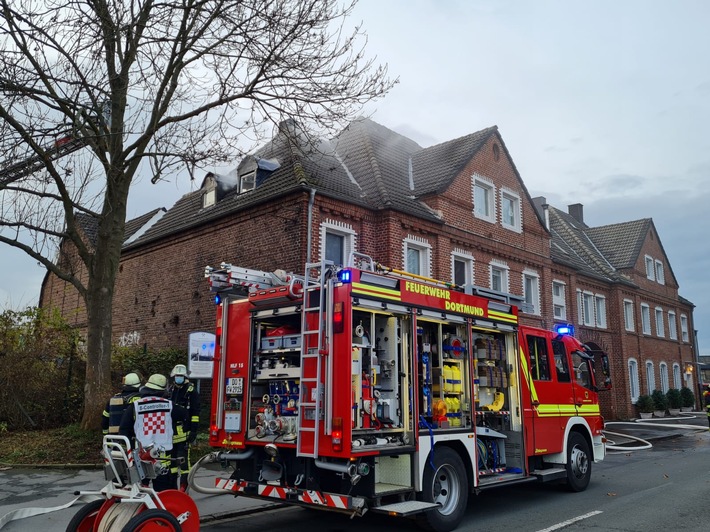 FW-DO: Dachstuhlbrand in Kruckel / Rauchentwicklung aus einer Dachgaube ruft die Feuerwehr auf den Plan