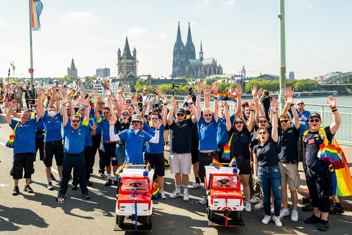 VdF-NRW: Netzwerk "Vielfalt" des Verbandes der Feuerwehren (VdF) in NRW beteiligt sich an der CSD-Demonstration in Köln