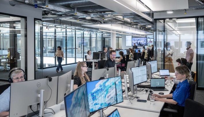 Blick in den dpa-Newsroom in Berlin. Deutschlands größte Nachrichtenagentur erhält europäisches Faktencheck-Zertifikat (EFCSN). / Weiterer Text über ots und www.presseportal.de/nr/8218 / Die Verwendung dieses Bildes für redaktionelle Zwecke ist unter Beachtung aller mitgeteilten Nutzungsbedingungen zulässig und dann auch honorarfrei. Veröffentlichung ausschließlich mit Bildrechte-Hinweis.