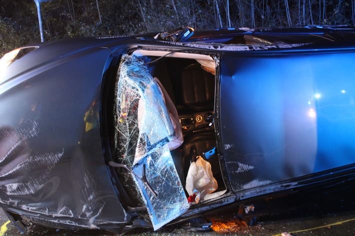 FW-GL: Pkw bei Verkehrsunfall in Gronau mehrfach überschlagen - gemeinsame Pressemitteilung der Polizei Rhein-Berg und der Feuerwehr Bergisch Gladbach