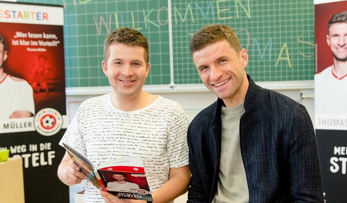 KiKA-Moderator Tim Gailus trifft Fußballprofi Thomas Müller / Medienmagazin "Timster" zum Welttag des Buches