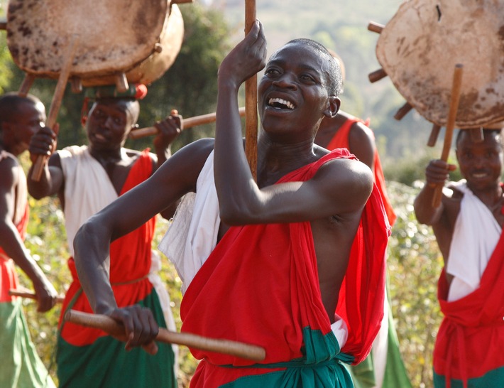 Die Heiligen Trommler von Burundi zu Gast in Berlin mit kostenlosen Straßen Konzerten! /Das kleine ostafrikanische Nachbarland Tansanias präsentiert sich zur ITB mit einem kulturellen Rahmenprogramm. (BILD)