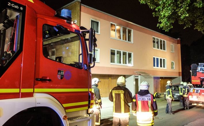 FW-GE: Nächtlicher Wohnungsbrand in Schalke verlief glimpflich