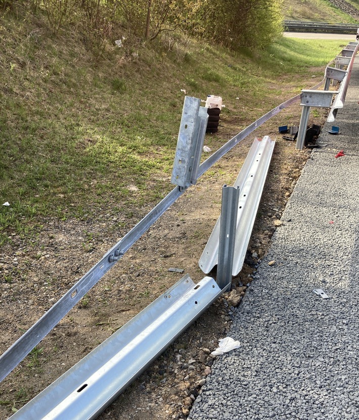 POL-VDMZ: Unbekannte schrauben Leitplanken ab