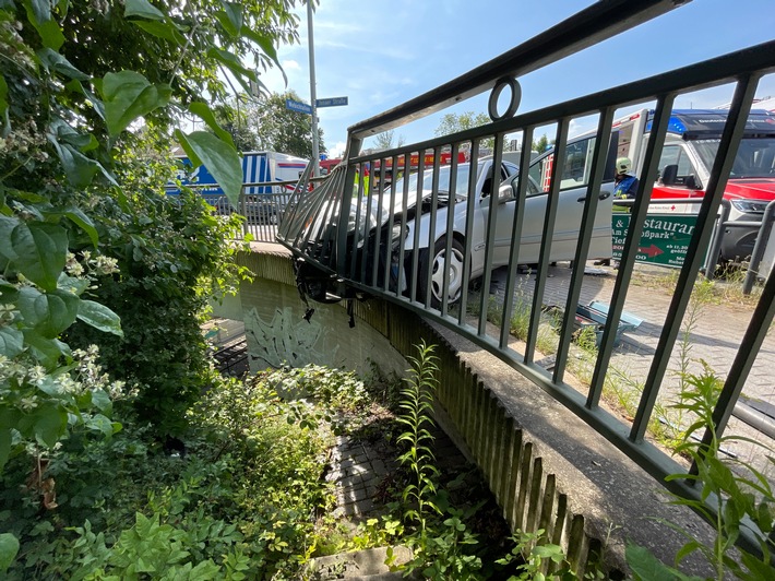 LPI-J: Fahrzeug bleibt nach Unfall im Brückengeländer stecken