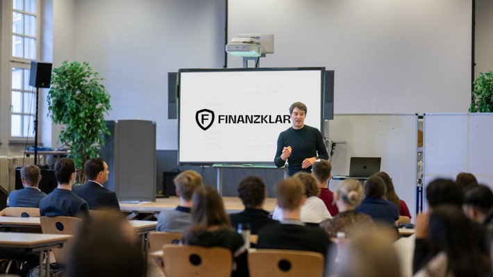 Vom Bildungspionier zum digitalen Finanzlotsen: Wie Juri Galkin und Finanzklar Berufseinsteigern den Weg durch das Finanzlabyrinth weisen