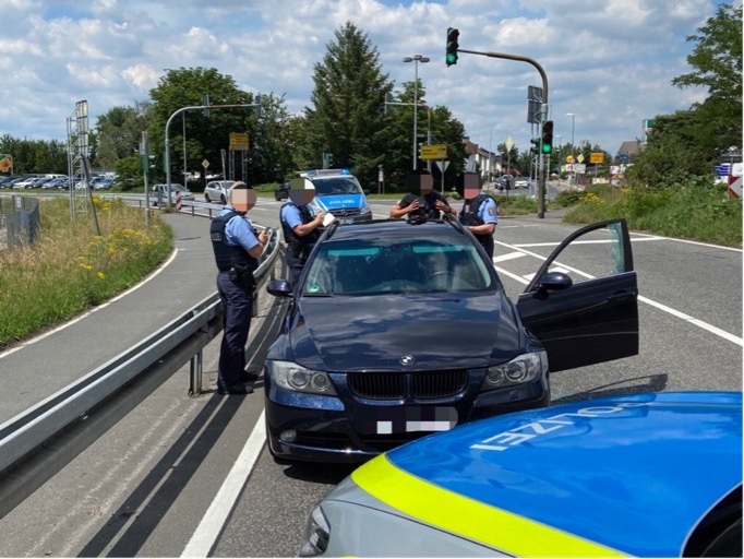 POL-OF: Wer fuhr den Mercedes und den Toyota an und flüchtete?; Autofahrer flüchtet vor Polizei; Wer hatte "grün"?