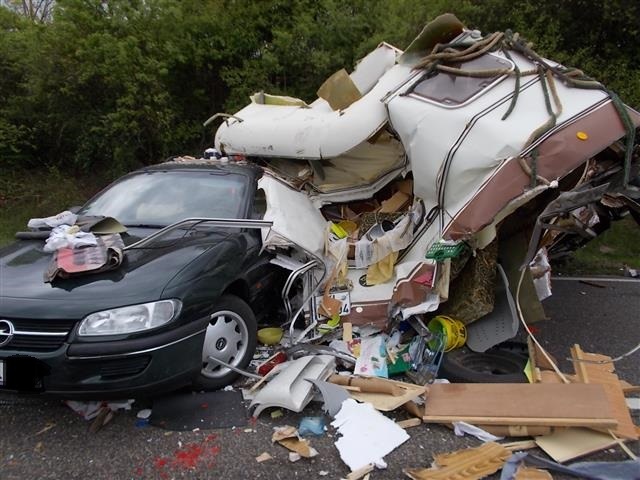 POL-PDLD: Landau/B10: Samstag, 22. April 2017, 11:07h
Ein Verletzter und hoher Sachschaden bei Verkehrsunfall