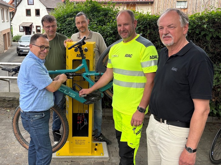 Erste Hilfe für Zweiräder: ADAC installiert Radservice-Station in Immenhausen
