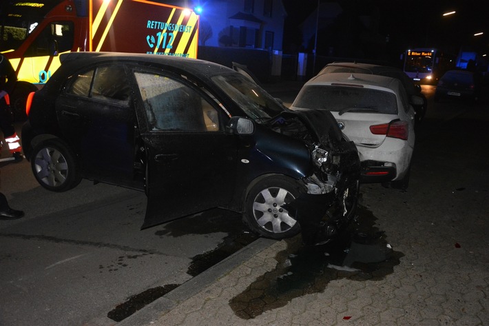 POL-HF: 37-Jähriger fährt in geparkte Autos - Drei Fahrzeuge stark beschädigt