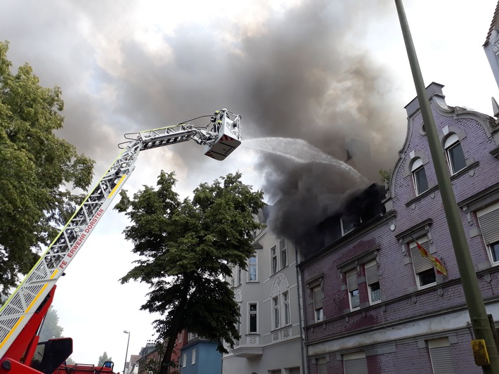 FW-Dorsten: Ausgedehnter Dachstuhlbrand am Nachmittag. Eine verletzte Person.