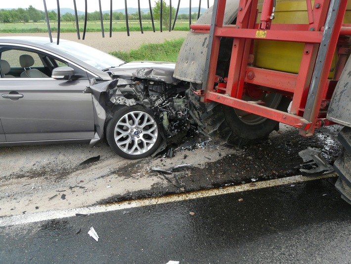 POL-NI: Mit über 100 km/h gegen einen Traktor