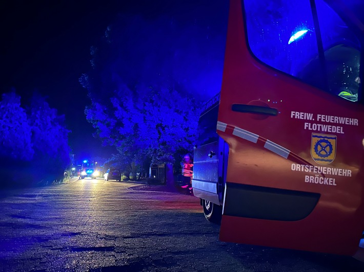 FW Flotwedel: Ortsfeuerwehr Bröckel rückt zu Brandeinsatz nach technischem Defekt an PV-Anlage aus