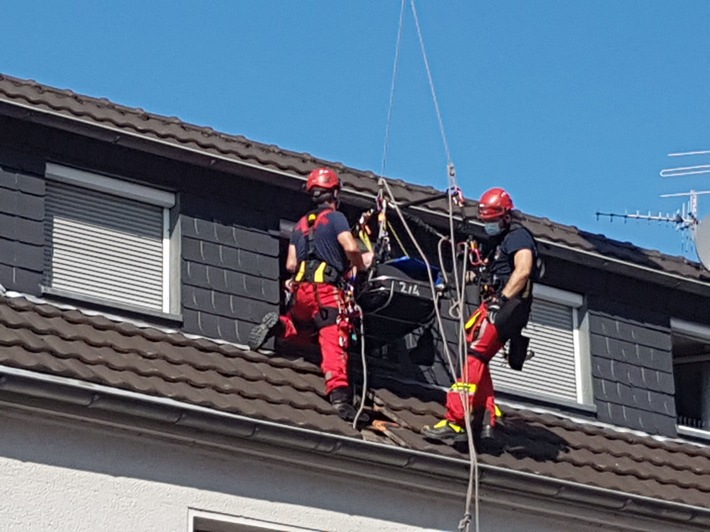 FW-GL: Unterstützung des Rettungsdienstes mittels Feuerwehrkran und Höhenrettung in Bergisch Gladbach