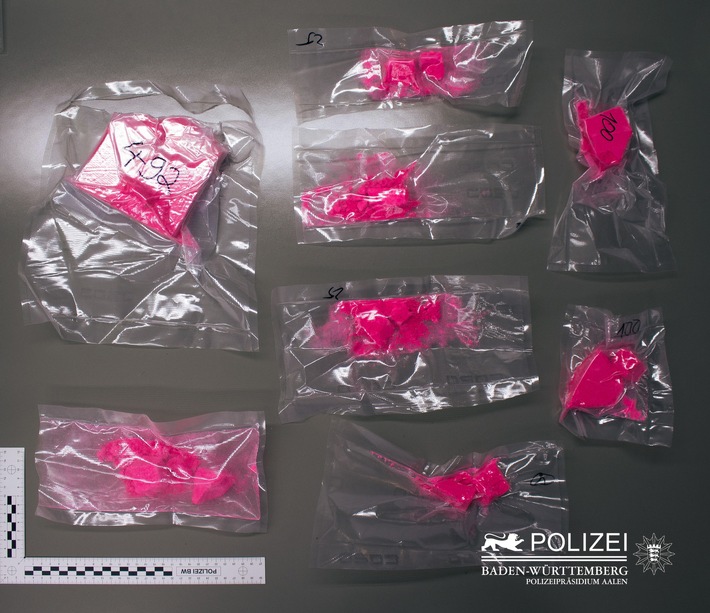 POL-AA: RMK: Gemeinsame Pressemitteilung der Staatsanwaltschaft Stuttgart und des Polizeipräsidiums Aalen Schorndorf: Ein Kilogramm "Pink Kokain" sichergestellt