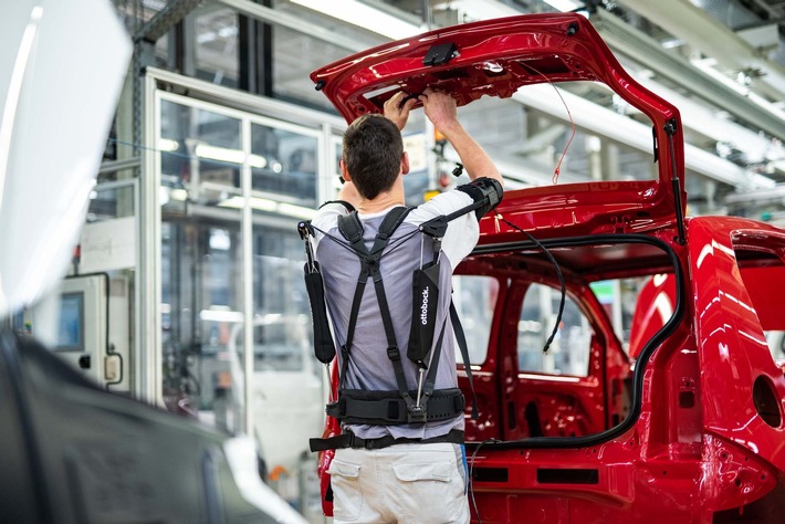 Neues Geschäftsfeld: Ottobock Industrials / Exoskelett bei VW im Test