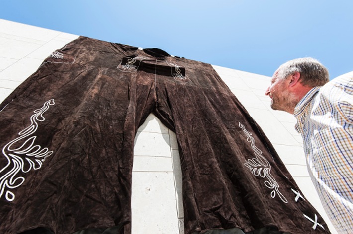 Gigantische Tracht: Größte Lederhose der Welt in Zell am See-Kaprun produziert - BILD