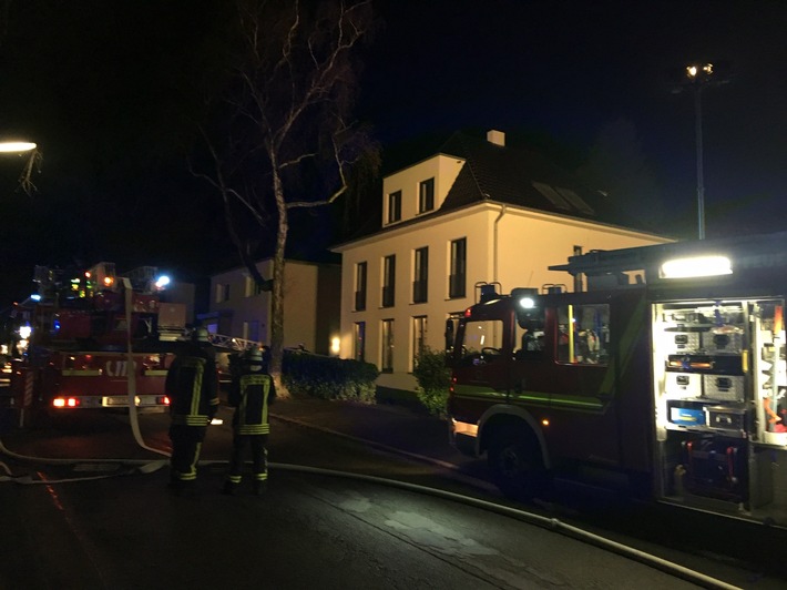 FW-DO: Feuer in DO-Kirchhörde / Brand im Dachgeschoss eines Einfamilienhauses
