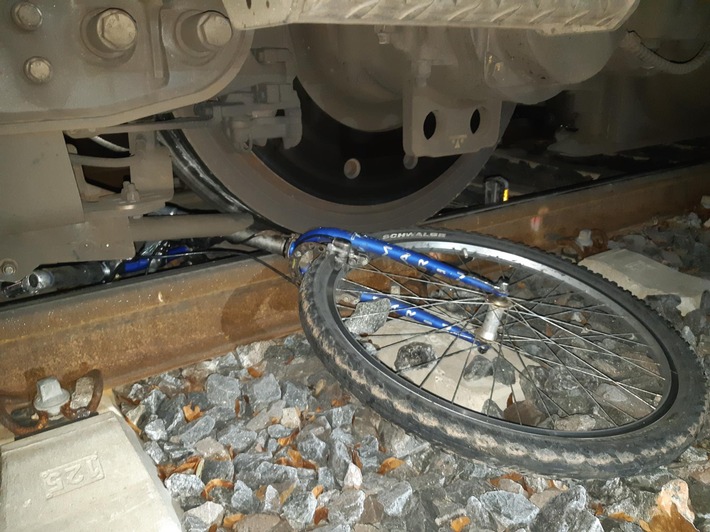 BPOLI-WEIL: S-Bahn kollidiert mit Fahrrad auf dem Gleis - Bundespolizei sucht Zeugen