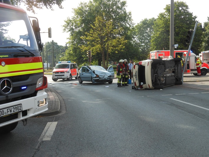 FW-DO: Lindenhorst: Taxi und PKW stoßen zusammen - vier Verletzte Personen