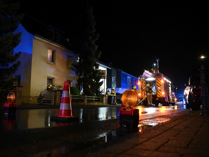 FW Pulheim: Gartenlaube brannte in der Nacht