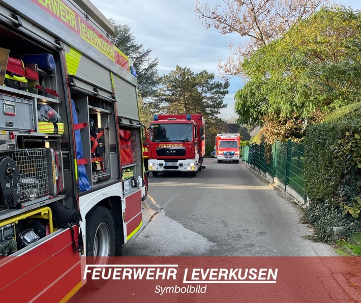 FW-LEV: Kellerbrand mit Menschenleben in Gefahr in Hitdorf