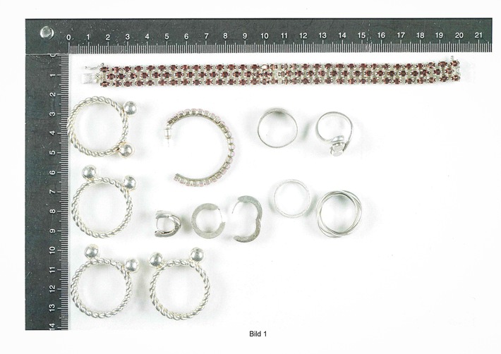 POL-BO: Halskette, Ohrringe und Serviettenhalter: Wem gehören diese Gegenstände?