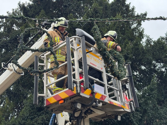 FW Tönisvorst: Die Weihnachtsbeleuchtung in Vorst ist bereit. Die Freiwilligen Feuerwehr Tönisvorst unterstützt die Kolpingfamilie beim Aufhängen der Weihnachtsbeleuchtung im Vorster Ortskern.