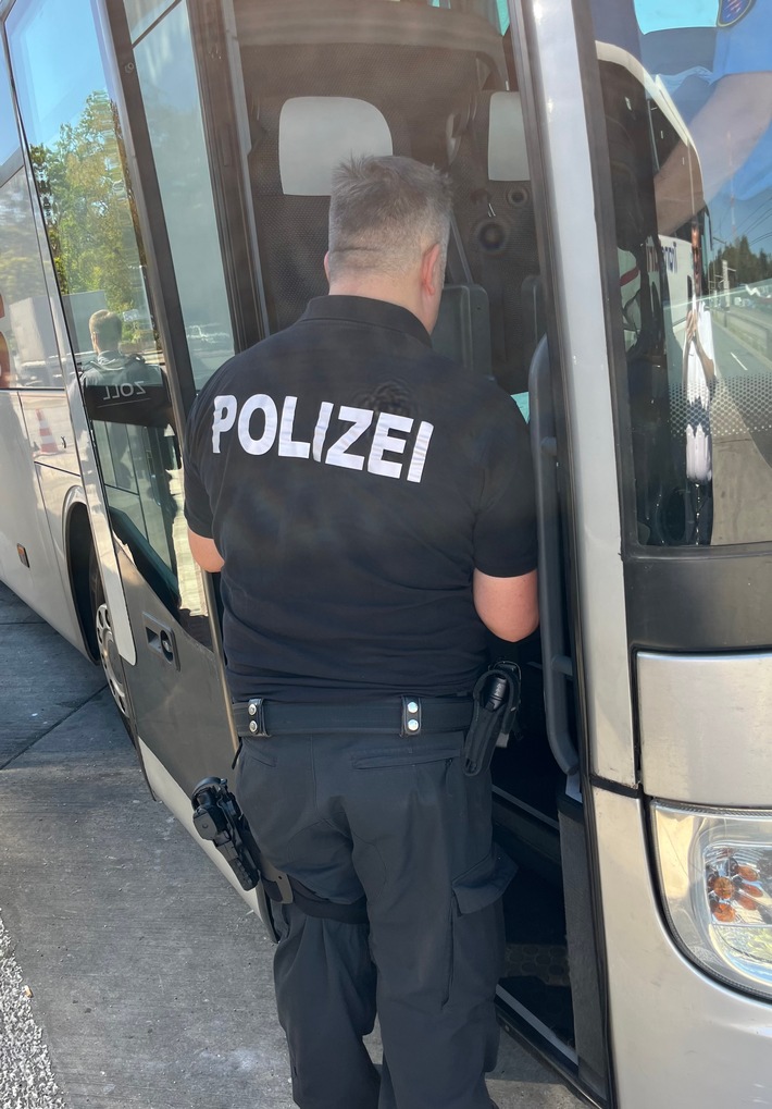 POL-DA: Weiterstadt-Gräfenhausen: Polizei stoppt Omnibusse auf der Autobahn/Viermal Weiterfahrt untersagt, über 13.000 Euro Sicherheitsleistungen - Nur wenige Busse ohne Mängel