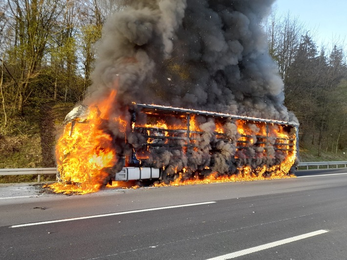 POL-GÖ: (167/2022) In Fahrtrichtung Hannover: Autobahn 7 ab Hann. Münden Lutterberg wegen LKW-Brand voll gesperrt