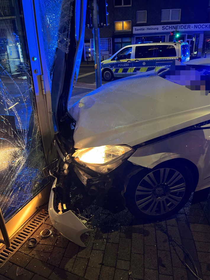 POL-DU: Wanheimerort: Mercedes kollidiert mit Fassade einer Bäckerei
