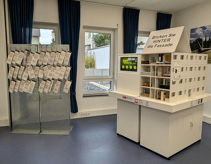 POL-MTK: #Orangeday: Ausstellung "Gewaltige Liebe" in Flörsheim