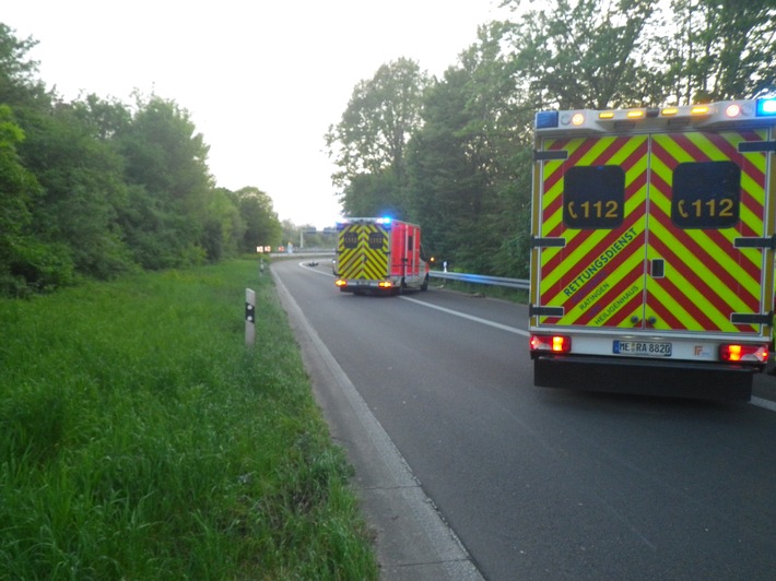 FW Ratingen: Ratingen, Montag 27.04.2020, 20.15 Uhr, BAB A 52 ; Unfall mit Kradfahrern infolge Wildwechsels.