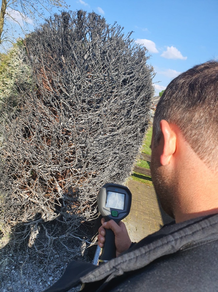 FFW Schiffdorf: Aufmerksamer Passant informiert die Feuerwehr: Eigentümer kann Brandausbreitung verhindern