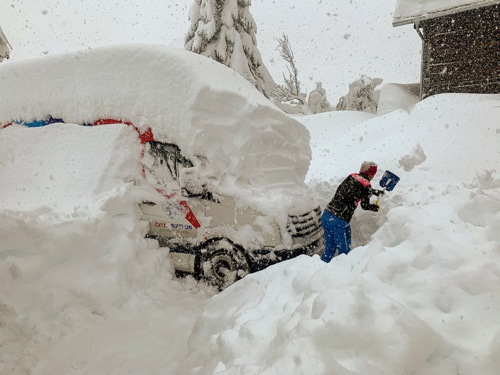 Schnee ist in den Alpen normal, aber die aktuellen Schneemassen von mehr als 2 Meter sind extrem / Aktuell herrscht höchste Lawinengefahr / In den Tälern bereitet noch etwas anderes Sorgen