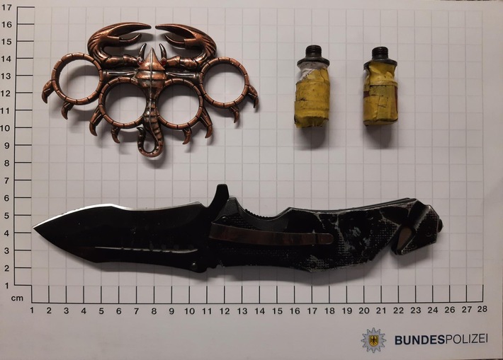 BPOL NRW: Bundespolizei beschlagnahmt Messer, Schlagring und selbstgebaute Mündung