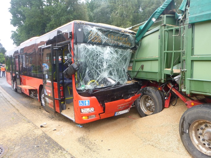 POL-LG: ++ Ebstorf, OT Altenebstorf - Zusammenstoß zwischen Linienbus und Anhänger - fünf Leichtverletzte ++