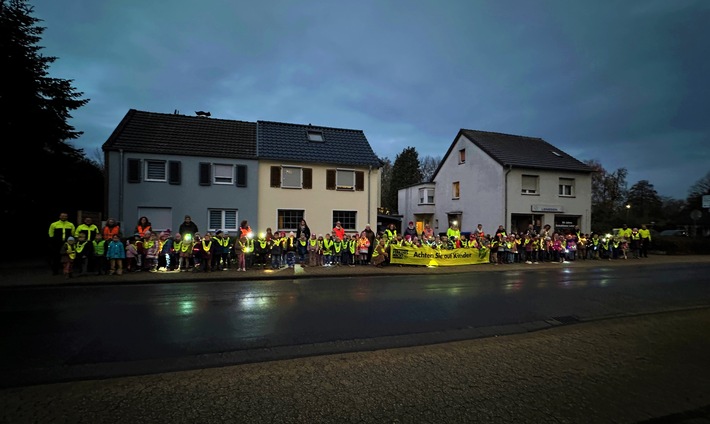 POL-VIE: Ein Lichtermeer aus Glühwürmchen - Aktion wieder ein voller Erfolg
