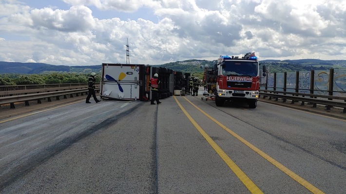 POL-PPTR: LKW kippt um und blockiert alle Fahrspuren