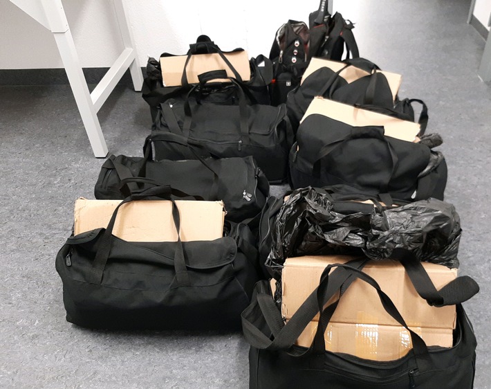 HZA-SI: Reisetaschen voller Wasserpfeifentabak/Zoll findet anstatt Ski-Ausrüstung 194 kg Wasserpfeifentabak