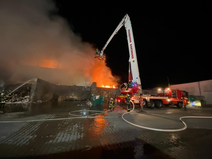 FW-DO: Großbrand bei Recyclingfirma im Dortmunder Hafen