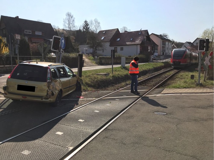 POL-PDKL: Schwerverletzte Person - Regionalbahn in Verkehrsunfall verwickelt