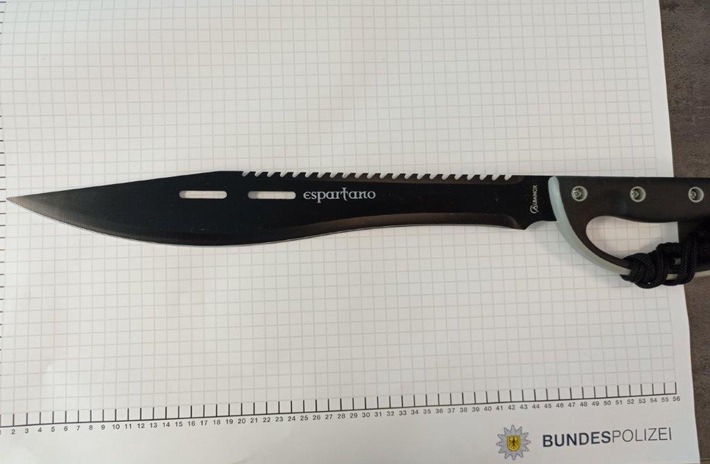 BPOL NRW: 16-Jähriger mit Machete im Bahnhof - Jugendlicher kam Bundespolizisten verdächtig vor